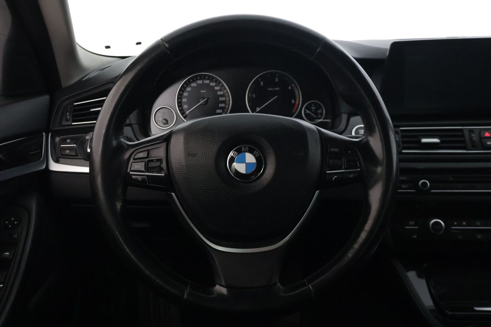 BMW 520 2011 A F11 Touring Business - | Vakkari | Tutkat edessä ja takana | Sporttipenkit | Vetokoukku | 2x renkaat |