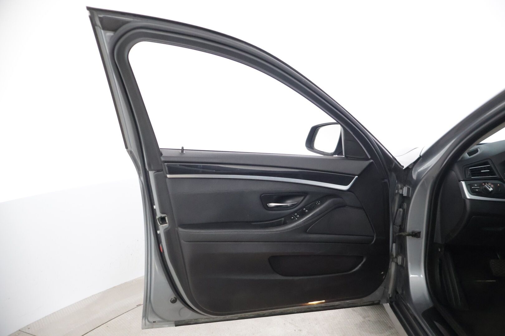 BMW 520 2011 A F11 Touring Business - | Vakkari | Tutkat edessä ja takana | Sporttipenkit | Vetokoukku | 2x renkaat |