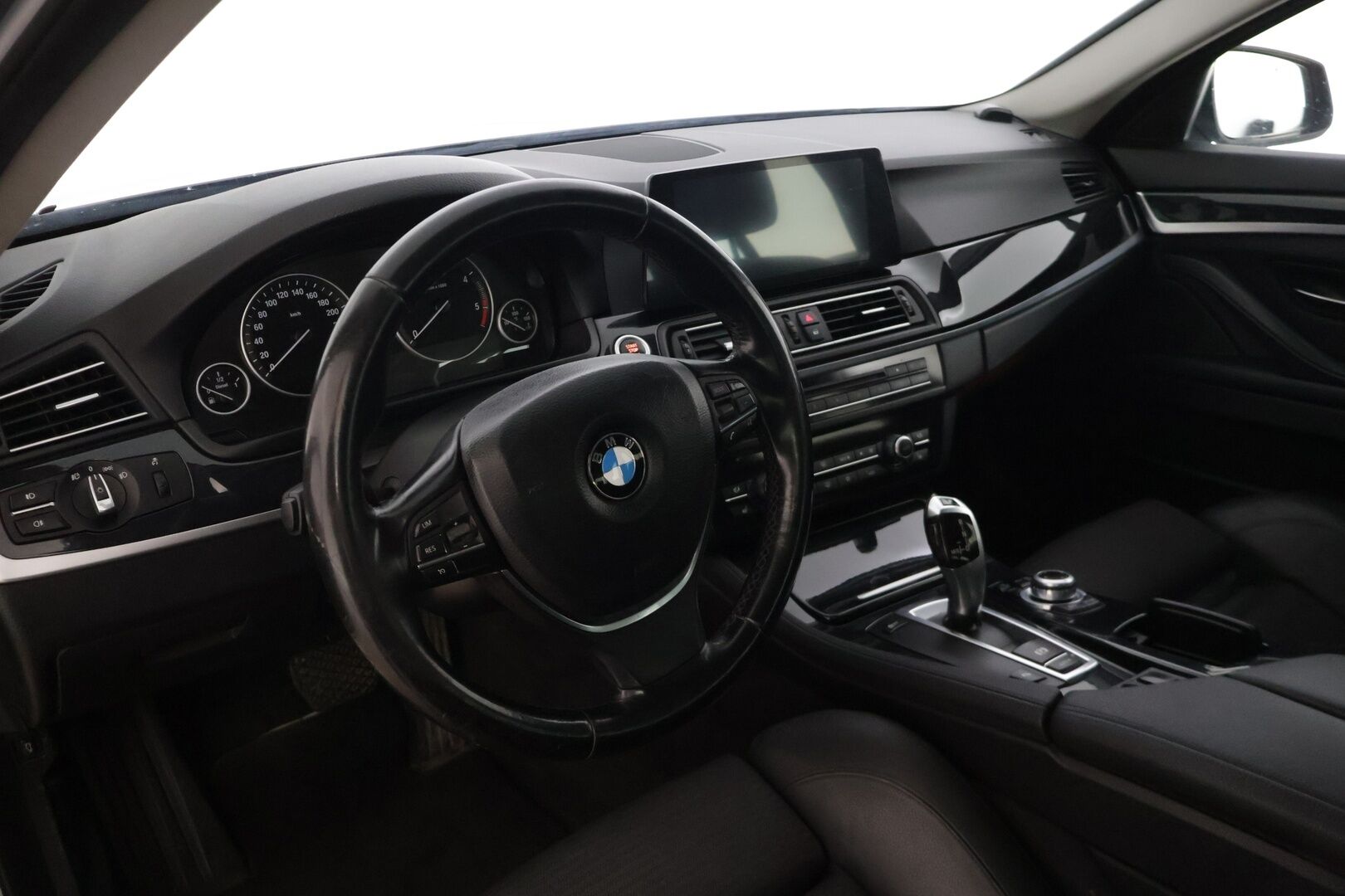 BMW 520 2011 A F11 Touring Business - | Vakkari | Tutkat edessä ja takana | Sporttipenkit | Vetokoukku | 2x renkaat |