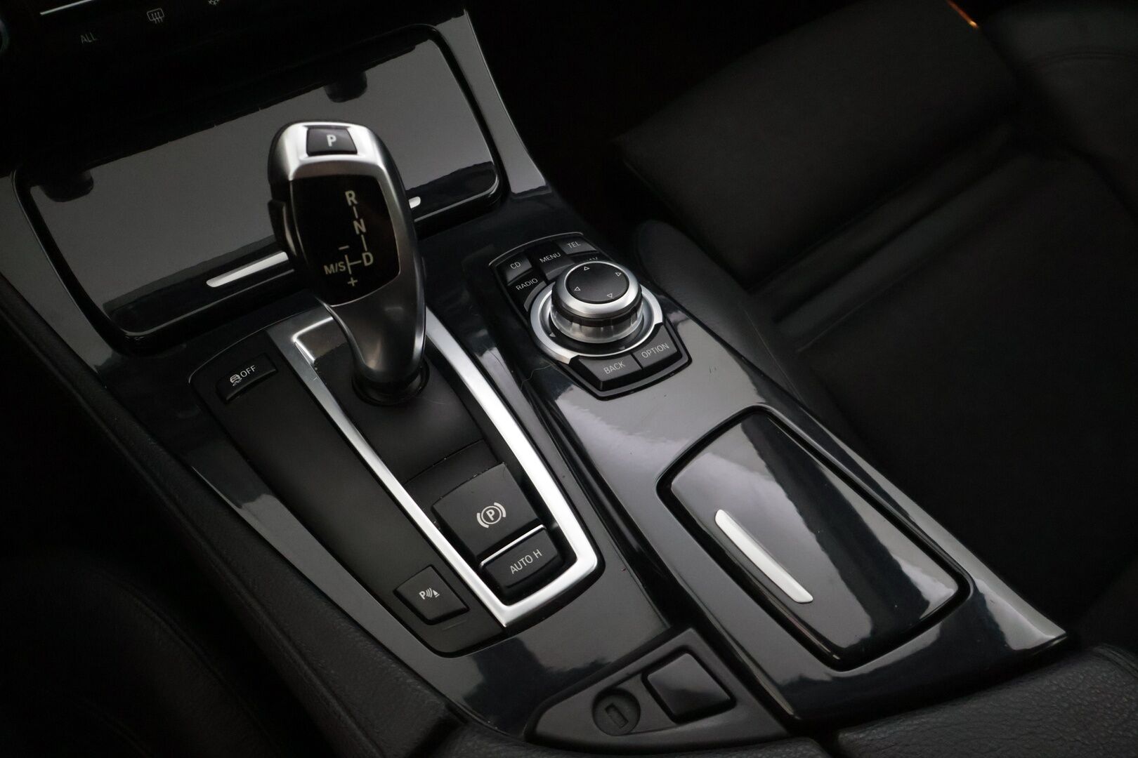 BMW 520 2011 A F11 Touring Business - | Vakkari | Tutkat edessä ja takana | Sporttipenkit | Vetokoukku | 2x renkaat |