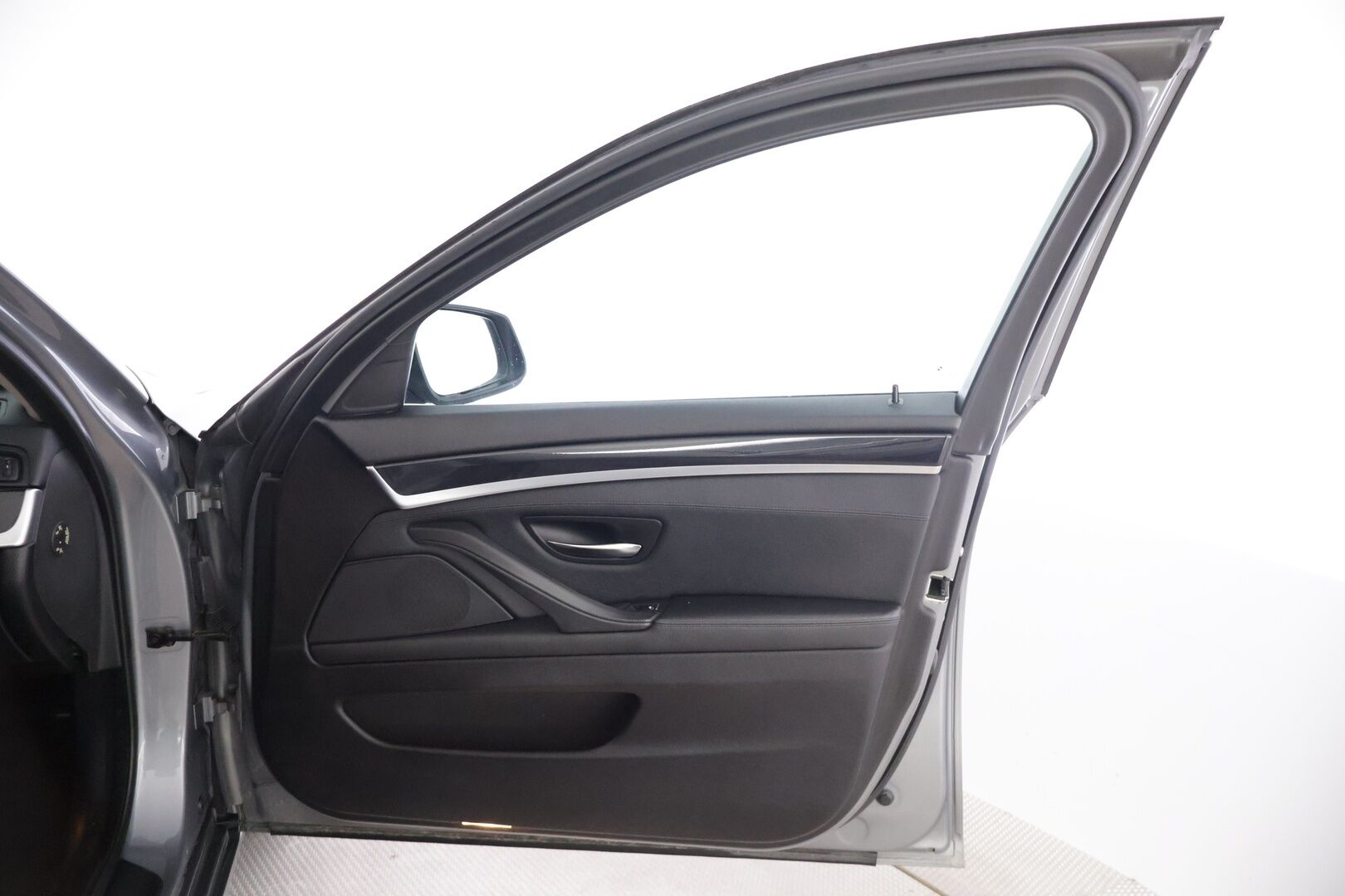 BMW 520 2011 A F11 Touring Business - | Vakkari | Tutkat edessä ja takana | Sporttipenkit | Vetokoukku | 2x renkaat |