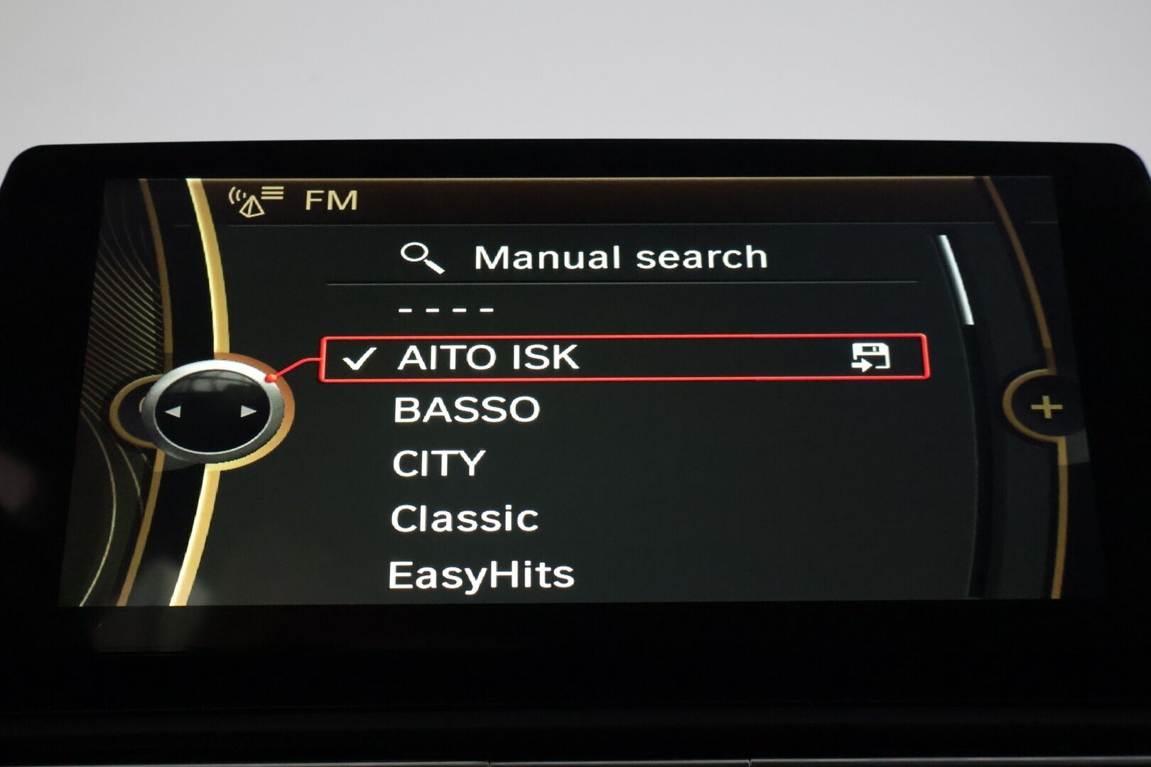 BMW 520 2011 A F11 Touring Business - | Vakkari | Tutkat edessä ja takana | Sporttipenkit | Vetokoukku | 2x renkaat |