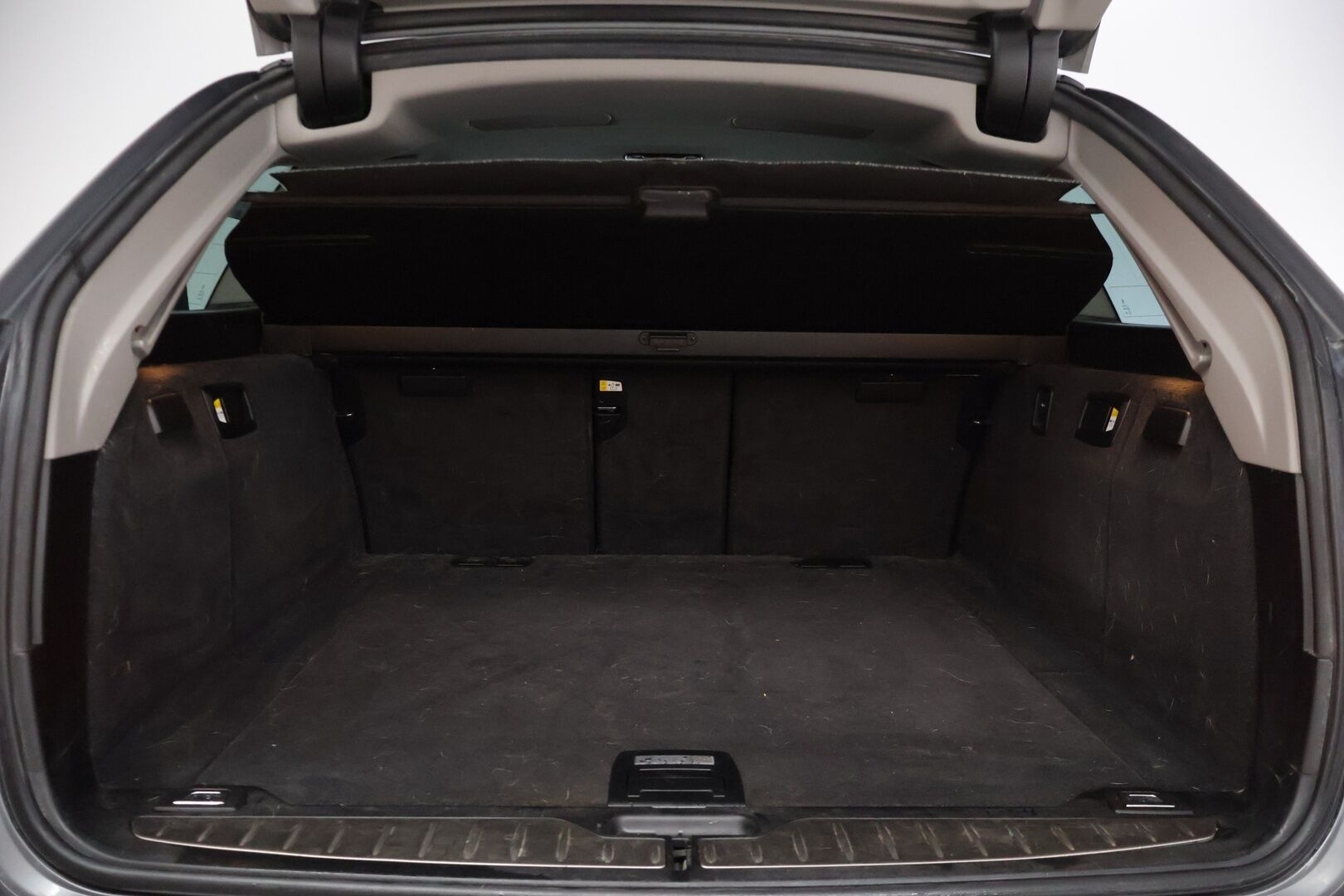 BMW 520 2011 A F11 Touring Business - | Vakkari | Tutkat edessä ja takana | Sporttipenkit | Vetokoukku | 2x renkaat |