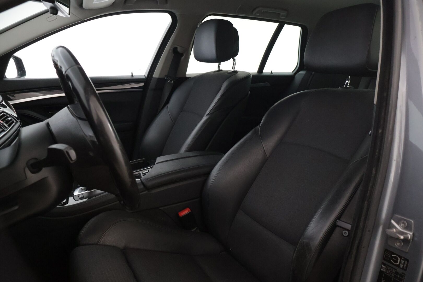 BMW 520 2011 A F11 Touring Business - | Vakkari | Tutkat edessä ja takana | Sporttipenkit | Vetokoukku | 2x renkaat |