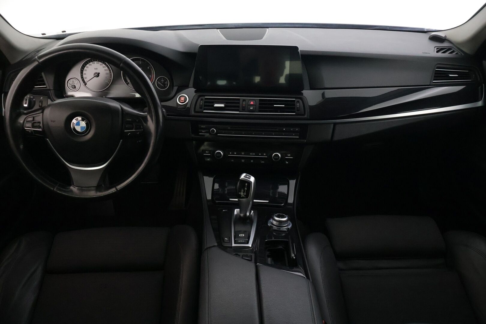 BMW 520 2011 A F11 Touring Business - | Vakkari | Tutkat edessä ja takana | Sporttipenkit | Vetokoukku | 2x renkaat |