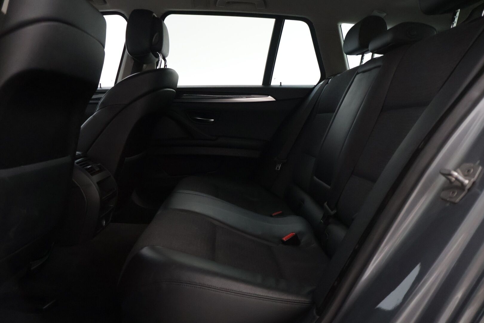 BMW 520 2011 A F11 Touring Business - | Vakkari | Tutkat edessä ja takana | Sporttipenkit | Vetokoukku | 2x renkaat |
