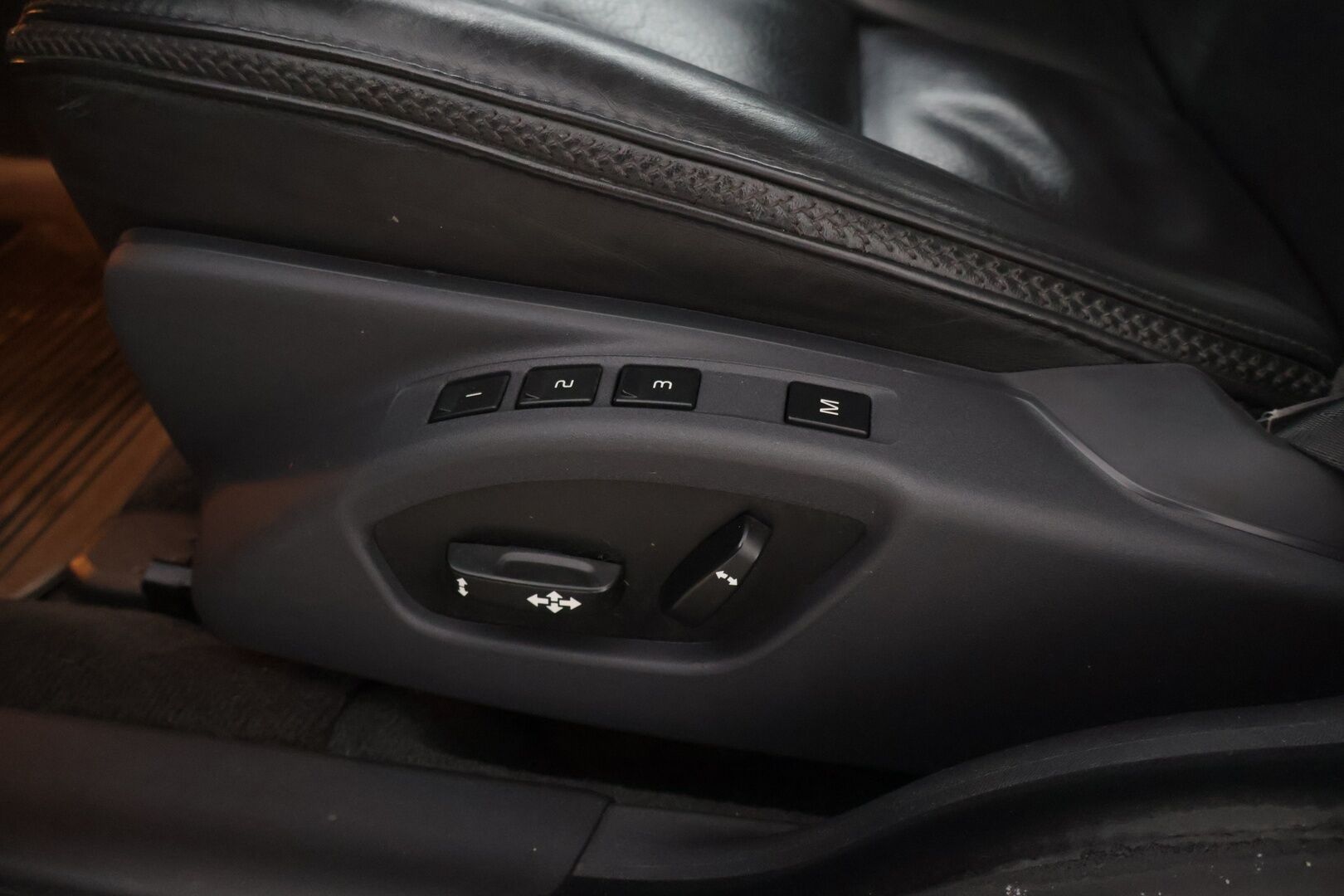 Volvo XC70 2011 D5 AWD Summum aut * Webasto / Nahkasisusta / Muisti Penkki / Vakkari / Koukku / Suomi-Auto * - * Suomi Volvo parhaalla Summum varustetasolla ja erinomaisella huoltohistorialla! *