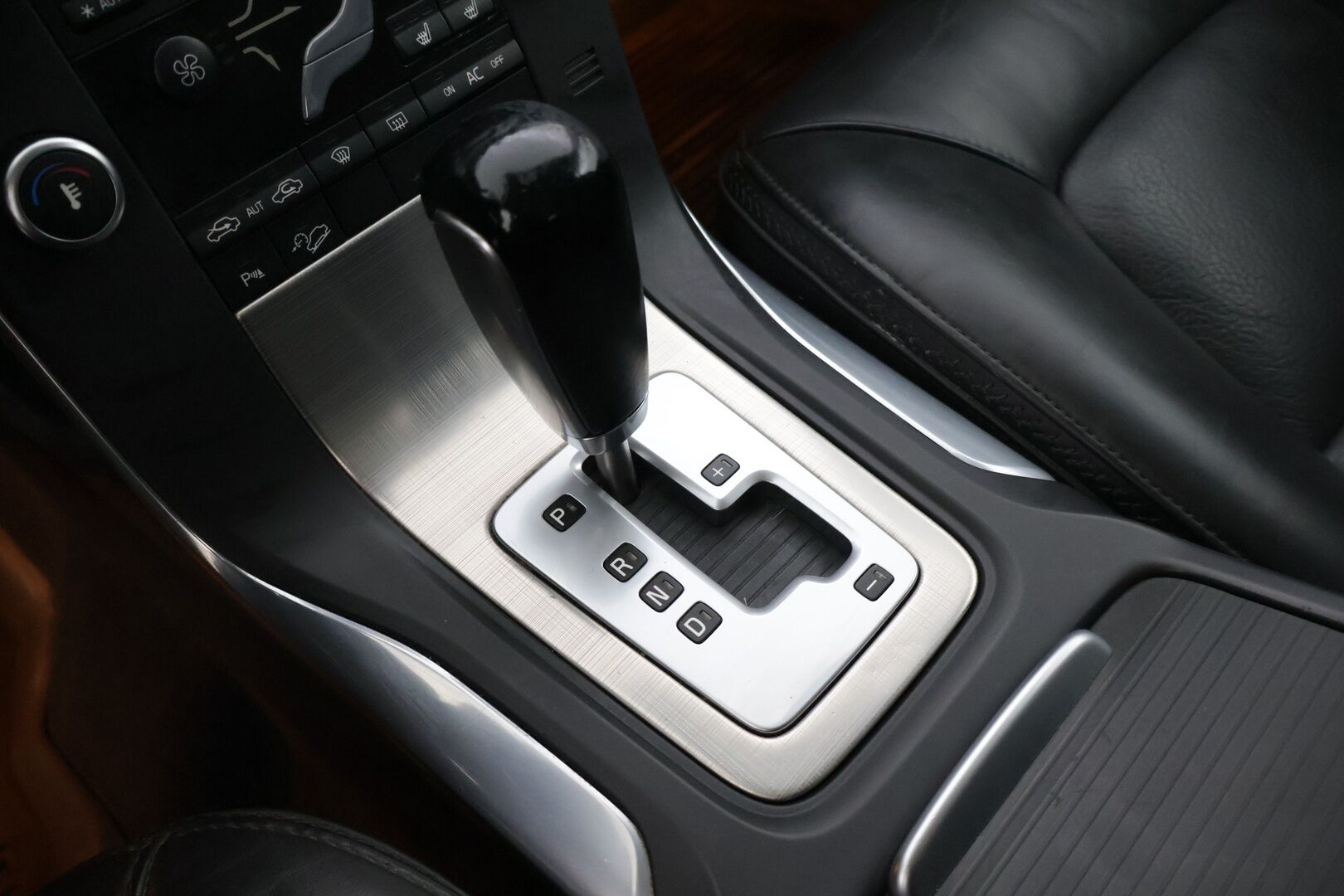 Volvo XC70 2011 D5 AWD Summum aut * Webasto / Nahkasisusta / Muisti Penkki / Vakkari / Koukku / Suomi-Auto * - * Suomi Volvo parhaalla Summum varustetasolla ja erinomaisella huoltohistorialla! *