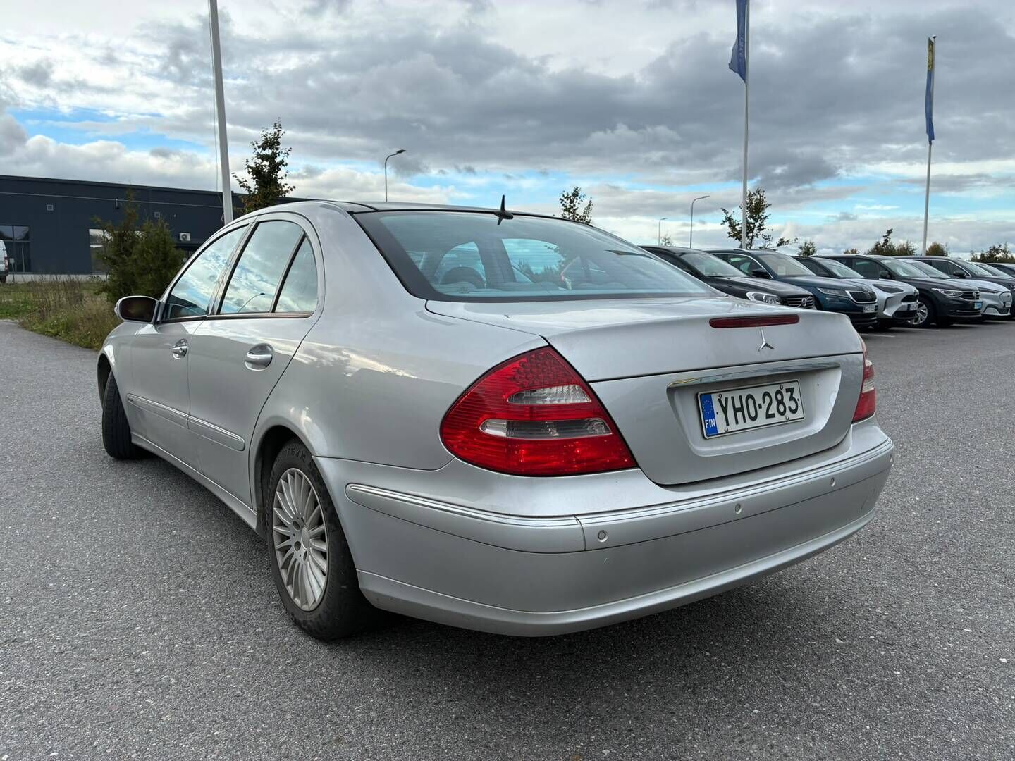 Mercedes-Benz E 2003 E 320 Sedan *Myydään huutokaupat.com* - Nahat kuskin muistilla | Panorama | Navigointi | Kahdet renkaat vanteilla