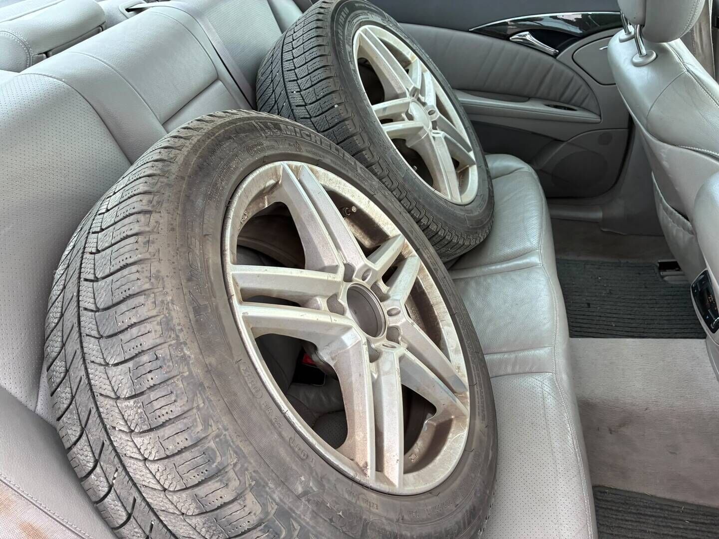 Mercedes-Benz E 2003 E 320 Sedan *Myydään huutokaupat.com* - Nahat kuskin muistilla | Panorama | Navigointi | Kahdet renkaat vanteilla