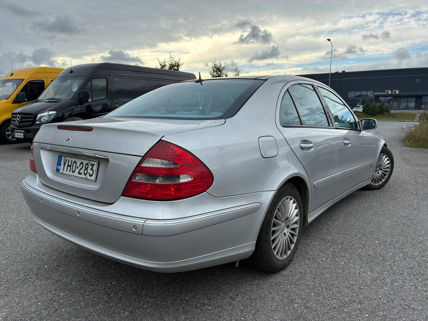 Mercedes-Benz E 2003 E 320 Sedan *Myydään huutokaupat.com* - Nahat kuskin muistilla | Panorama | Navigointi | Kahdet renkaat vanteilla
