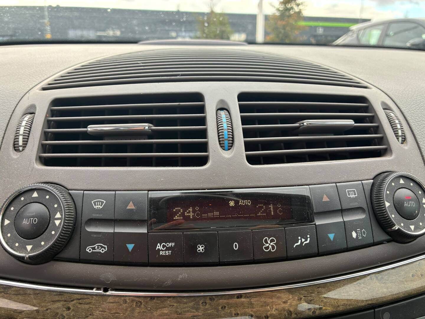 Mercedes-Benz E 2003 E 320 Sedan *Myydään huutokaupat.com* - Nahat kuskin muistilla | Panorama | Navigointi | Kahdet renkaat vanteilla