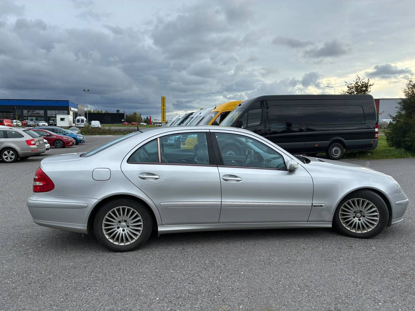 Mercedes-Benz E 2003 E 320 Sedan *Myydään huutokaupat.com* - Nahat kuskin muistilla | Panorama | Navigointi | Kahdet renkaat vanteilla