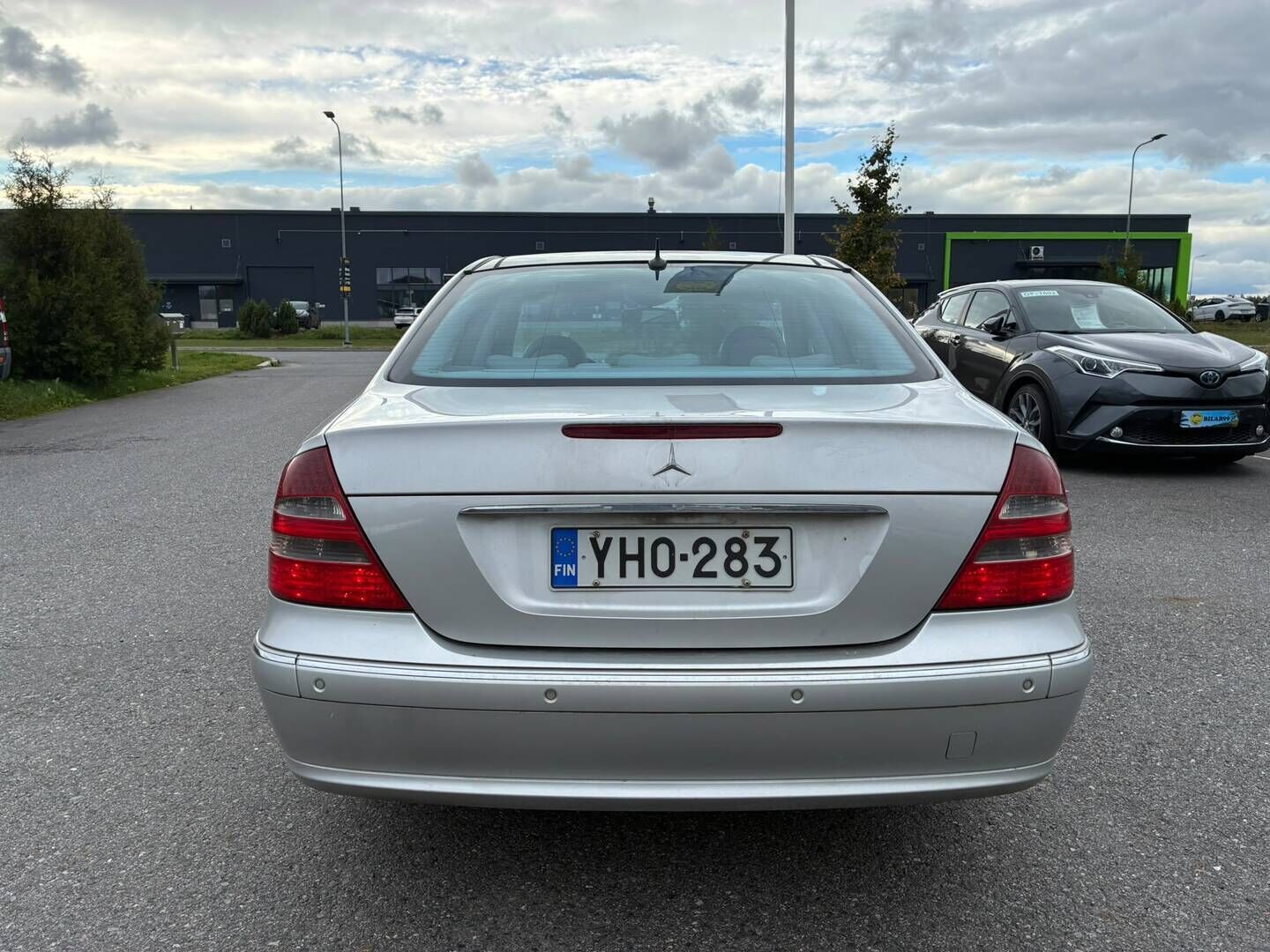 Mercedes-Benz E 2003 E 320 Sedan *Myydään huutokaupat.com* - Nahat kuskin muistilla | Panorama | Navigointi | Kahdet renkaat vanteilla