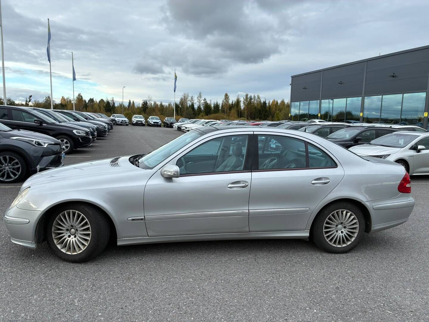 Mercedes-Benz E 2003 E 320 Sedan *Myydään huutokaupat.com* - Nahat kuskin muistilla | Panorama | Navigointi | Kahdet renkaat vanteilla