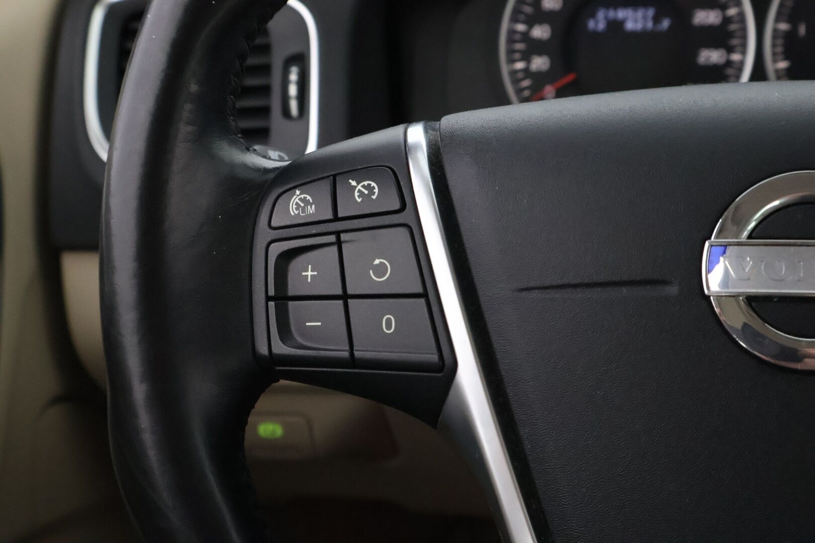 Volvo S60 2011 D3 Momentum Business aut * Suomiauto / Kauko Webasto / Vetokoukku / Vaaleat Puolinahat / Xenon / Vakkari - Juuri katsastettu / Jakopää juuri tehty / Siisti!