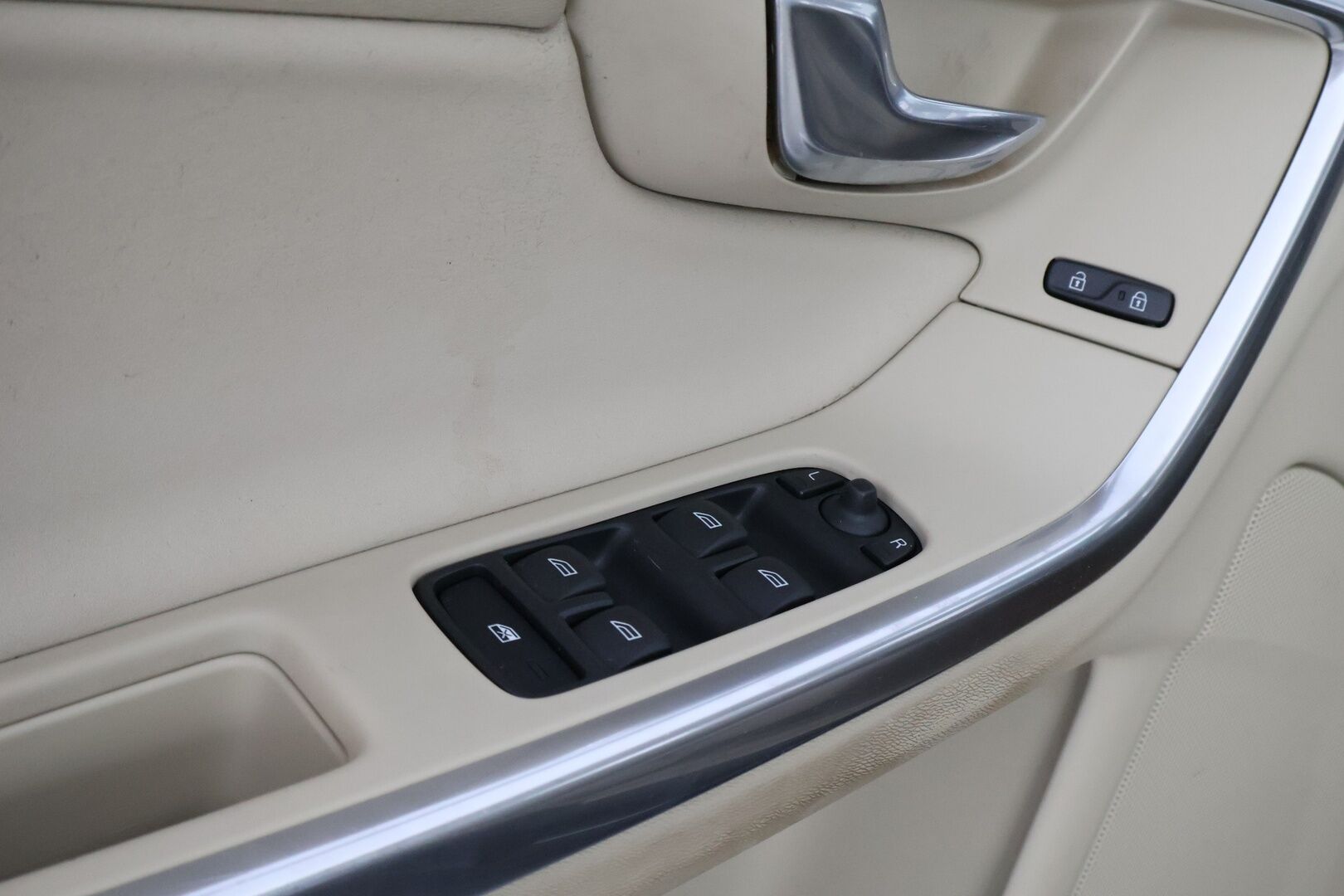 Volvo S60 2011 D3 Momentum Business aut * Suomiauto / Kauko Webasto / Vetokoukku / Vaaleat Puolinahat / Xenon / Vakkari - Juuri katsastettu / Jakopää juuri tehty / Siisti!