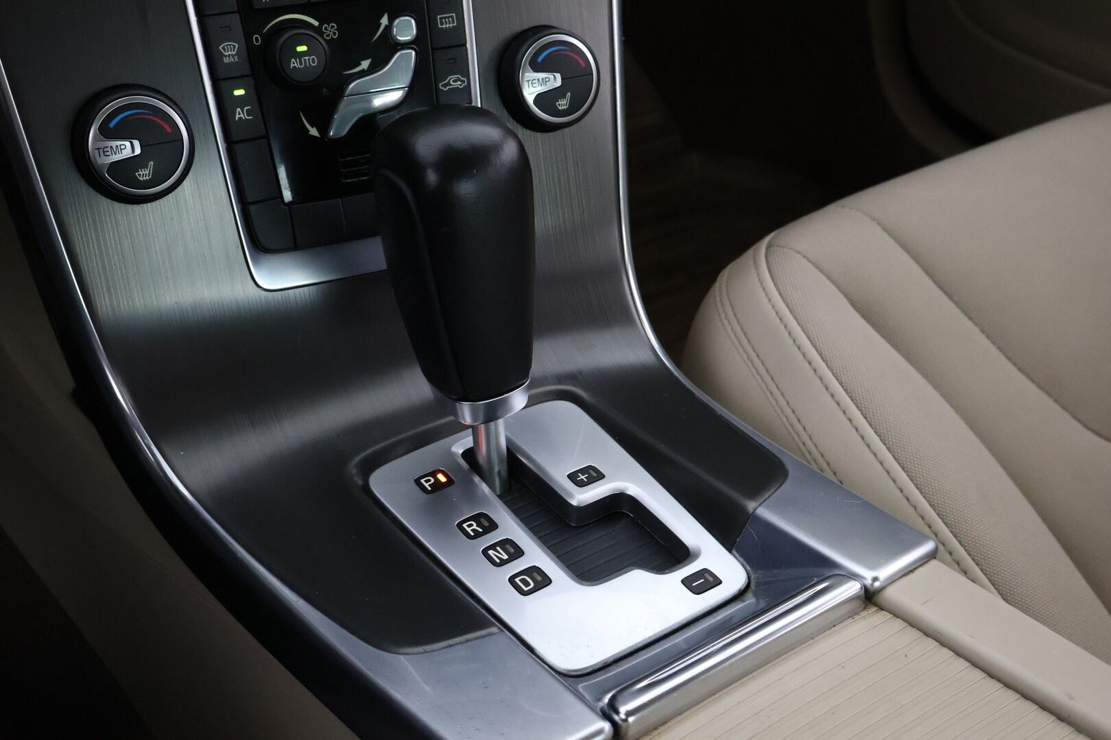 Volvo S60 2011 D3 Momentum Business aut * Suomiauto / Kauko Webasto / Vetokoukku / Vaaleat Puolinahat / Xenon / Vakkari - Juuri katsastettu / Jakopää juuri tehty / Siisti!