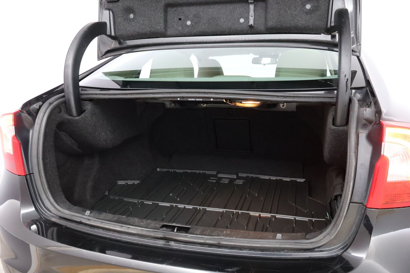 Volvo S60 2011 D3 Momentum Business aut * Suomiauto / Kauko Webasto / Vetokoukku / Vaaleat Puolinahat / Xenon / Vakkari - Juuri katsastettu / Jakopää juuri tehty / Siisti!