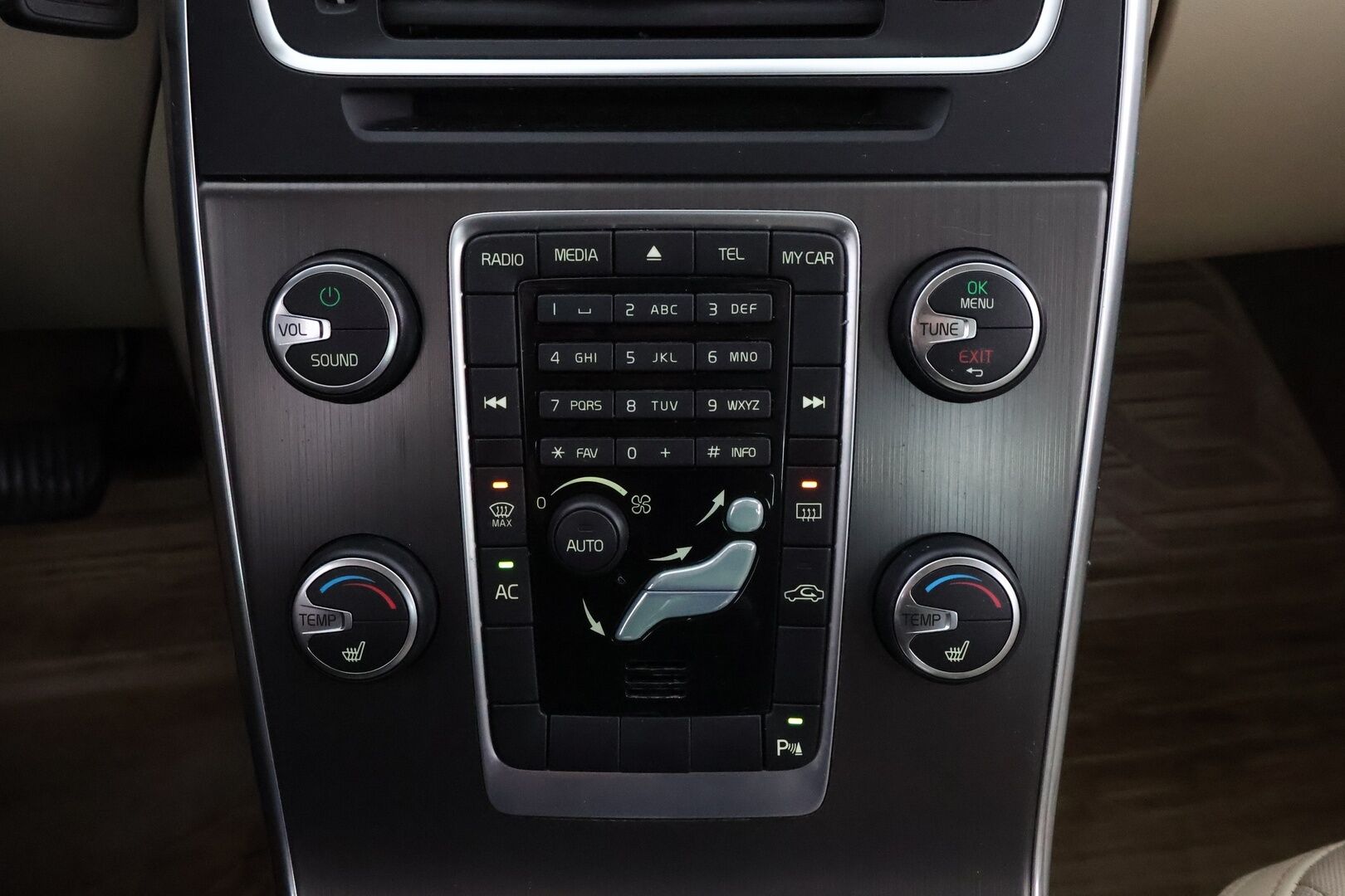 Volvo S60 2011 D3 Momentum Business aut * Suomiauto / Kauko Webasto / Vetokoukku / Vaaleat Puolinahat / Xenon / Vakkari - Juuri katsastettu / Jakopää juuri tehty / Siisti!