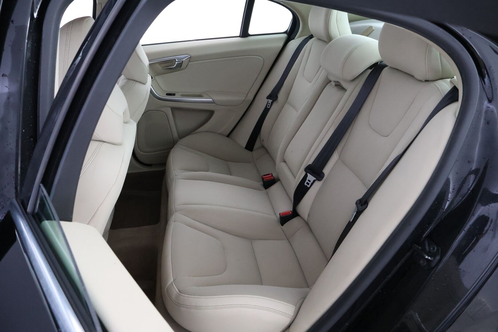 Volvo S60 2011 D3 Momentum Business aut * Suomiauto / Kauko Webasto / Vetokoukku / Vaaleat Puolinahat / Xenon / Vakkari - Juuri katsastettu / Jakopää juuri tehty / Siisti!