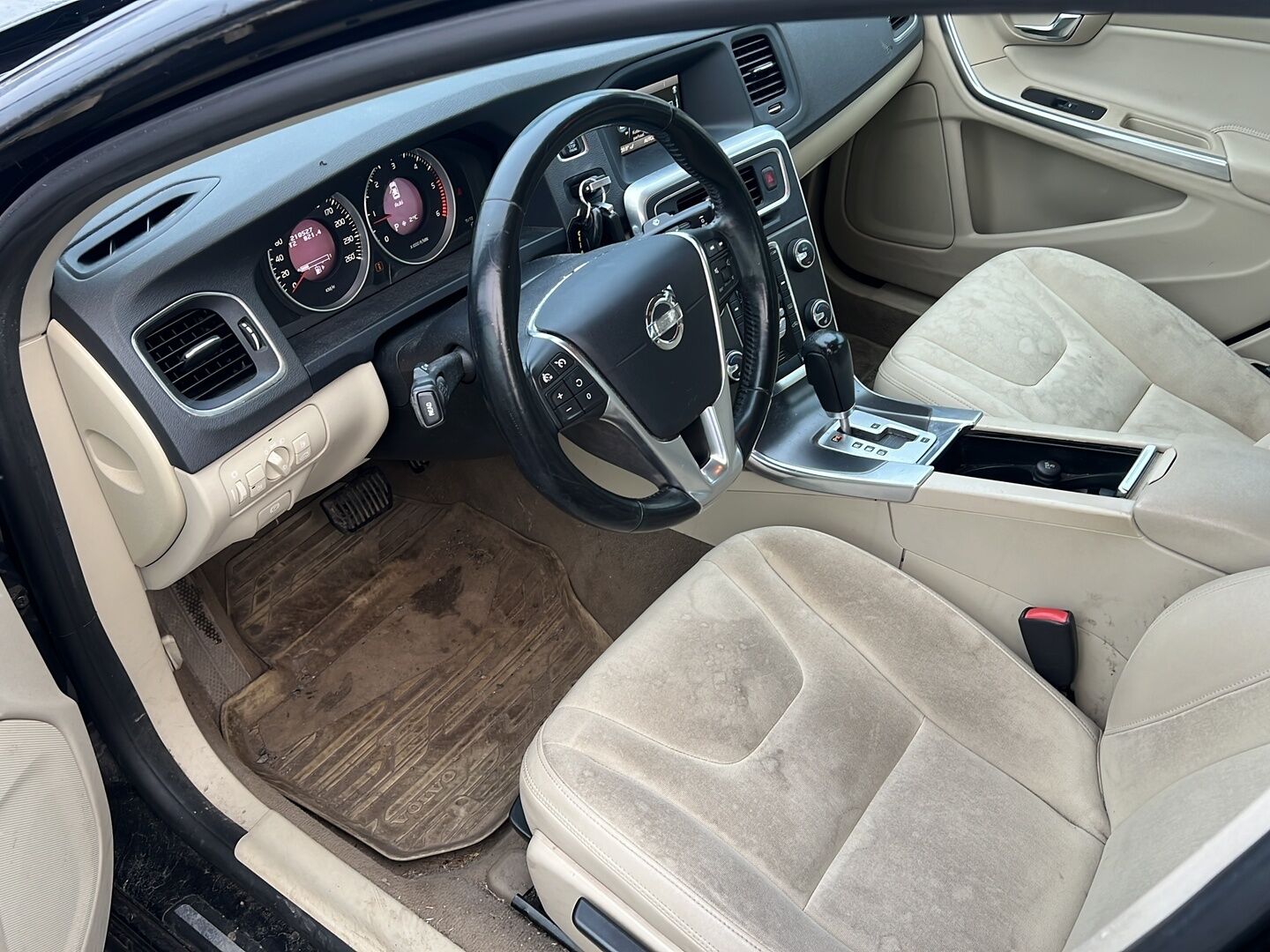 Volvo S60 2011 D3 Momentum Business aut * Suomiauto / Kauko Webasto / Vetokoukku / Vaaleat Puolinahat / Xenon / Vakkari - Juuri katsastettu / Jakopää juuri tehty / Siisti! - HULLUT BLACKWEEK JATKOT - KORKOTARJOUS 2,49%