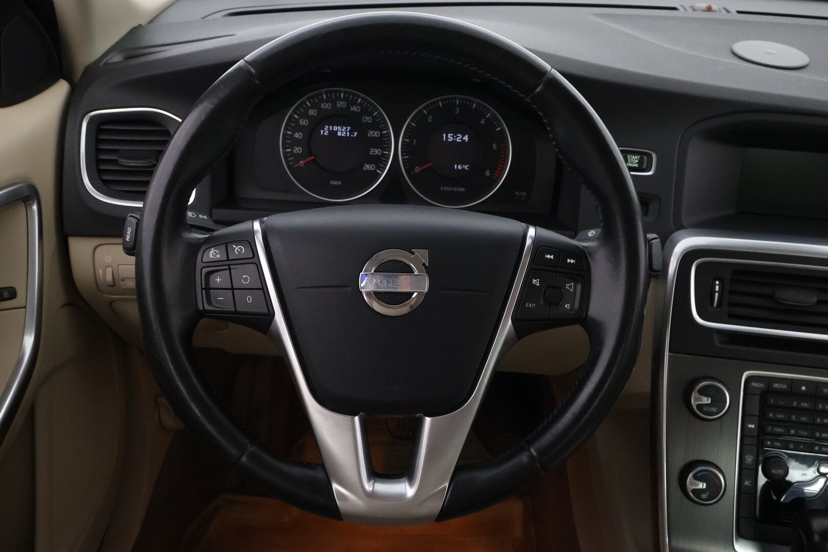 Volvo S60 2011 D3 Momentum Business aut * Suomiauto / Kauko Webasto / Vetokoukku / Vaaleat Puolinahat / Xenon / Vakkari - Juuri katsastettu / Jakopää juuri tehty / Siisti!