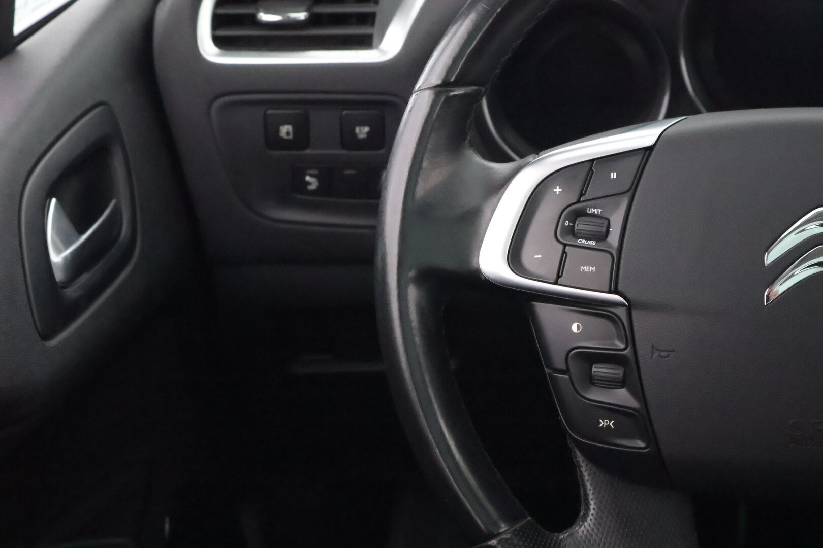Citroen C4 2011 HDi 150 Exclusive - Suomiauto / Navi / BLIS / Lasikatto / Hieronta / Puolinahkasisusta / Lohko & Sisäpistoke / Huippuvarusteet / Jakopää tehty!