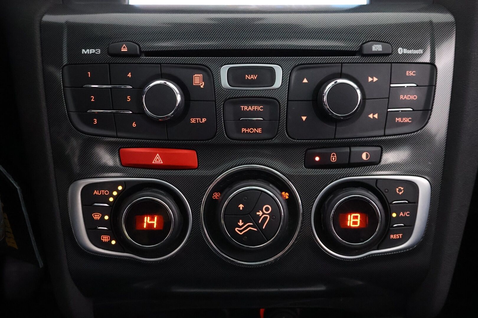 Citroen C4 2011 HDi 150 Exclusive - Suomiauto / Navi / BLIS / Lasikatto / Hieronta / Puolinahkasisusta / Lohko & Sisäpistoke / Huippuvarusteet / Jakopää tehty!
