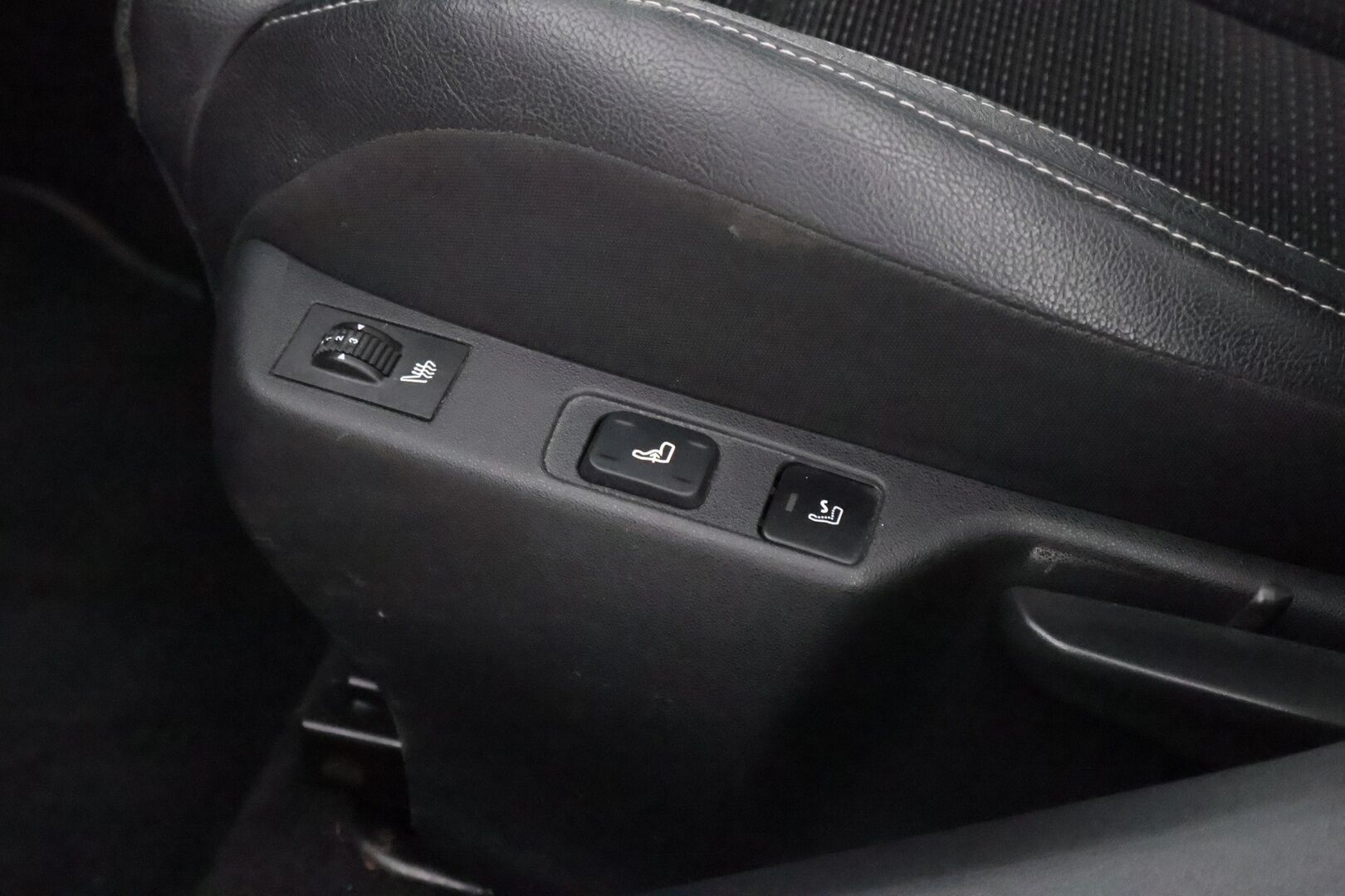 Citroen C4 2011 HDi 150 Exclusive - Suomiauto / Navi / BLIS / Lasikatto / Hieronta / Puolinahkasisusta / Lohko & Sisäpistoke / Huippuvarusteet / Jakopää tehty!