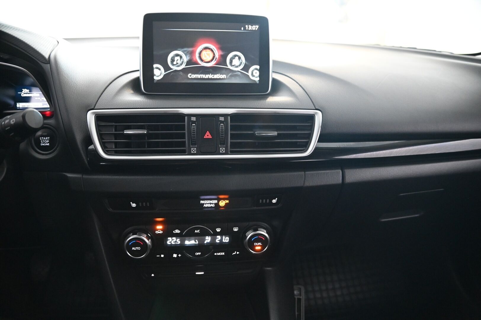 Mazda Mazda3 2014 5HB 2,0 (120) SKYACTIV-G Premium 6MT 5ov DG1 **Vakkari / P.tutka / Bluetooth / Lohkolämmitin / Autom.ilmastointi** - Suomi-auto / Apple&Android 