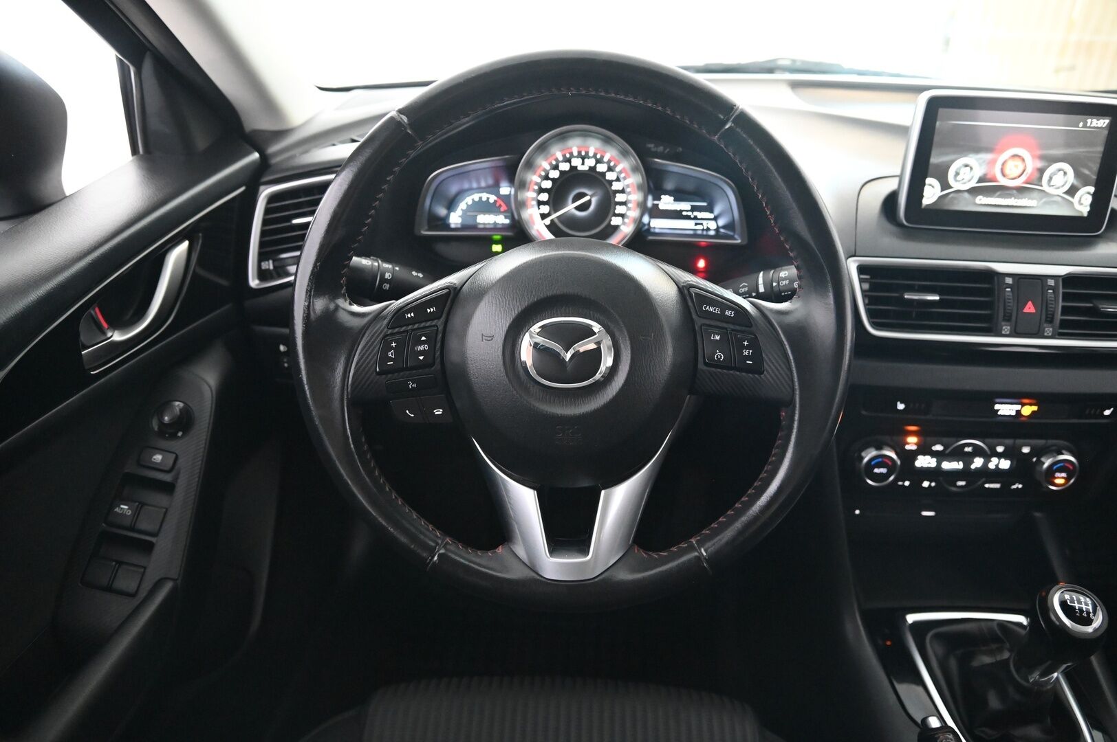 Mazda Mazda3 2014 5HB 2,0 (120) SKYACTIV-G Premium 6MT 5ov DG1 **Vakkari / P.tutka / Bluetooth / Lohkolämmitin / Autom.ilmastointi** - Suomi-auto / Apple&Android 
