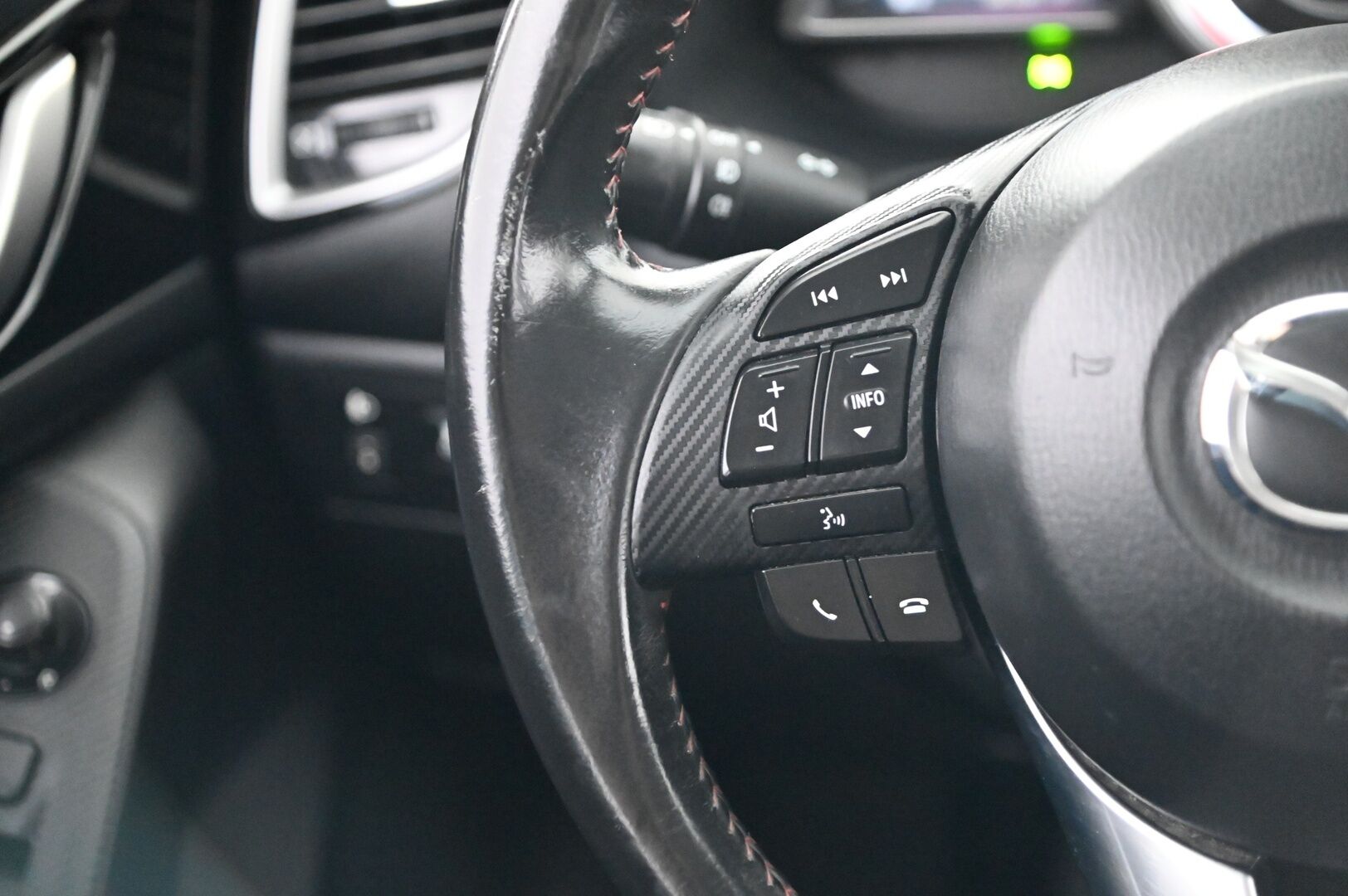 Mazda Mazda3 2014 5HB 2,0 (120) SKYACTIV-G Premium 6MT 5ov DG1 **Vakkari / P.tutka / Bluetooth / Lohkolämmitin / Autom.ilmastointi** - Suomi-auto / Apple&Android 