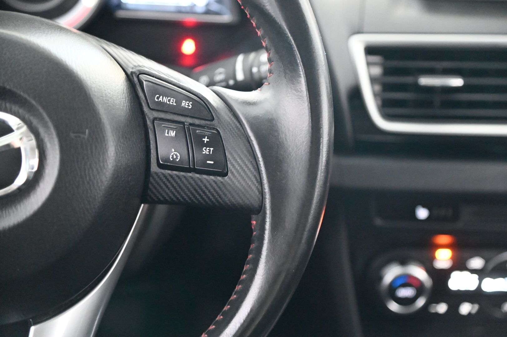 Mazda Mazda3 2014 5HB 2,0 (120) SKYACTIV-G Premium 6MT 5ov DG1 **Vakkari / P.tutka / Bluetooth / Lohkolämmitin / Autom.ilmastointi** - Suomi-auto / Apple&Android 
