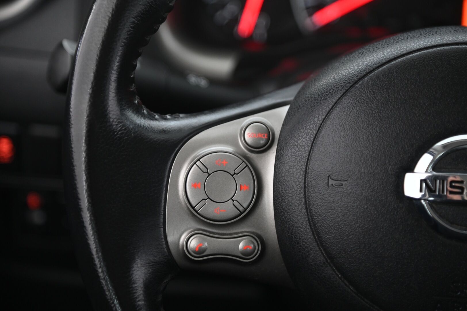 Nissan Micra 2011 5d Acenta 1,2 98hp DIG-S *Tehokkaammalla moottorilla / Paremmalla varustetasolla / Vakkari / Aut.ilmastointi / 2x renkaat - Juuri Huollettu / Juuri Leimattu / Erikoisväri