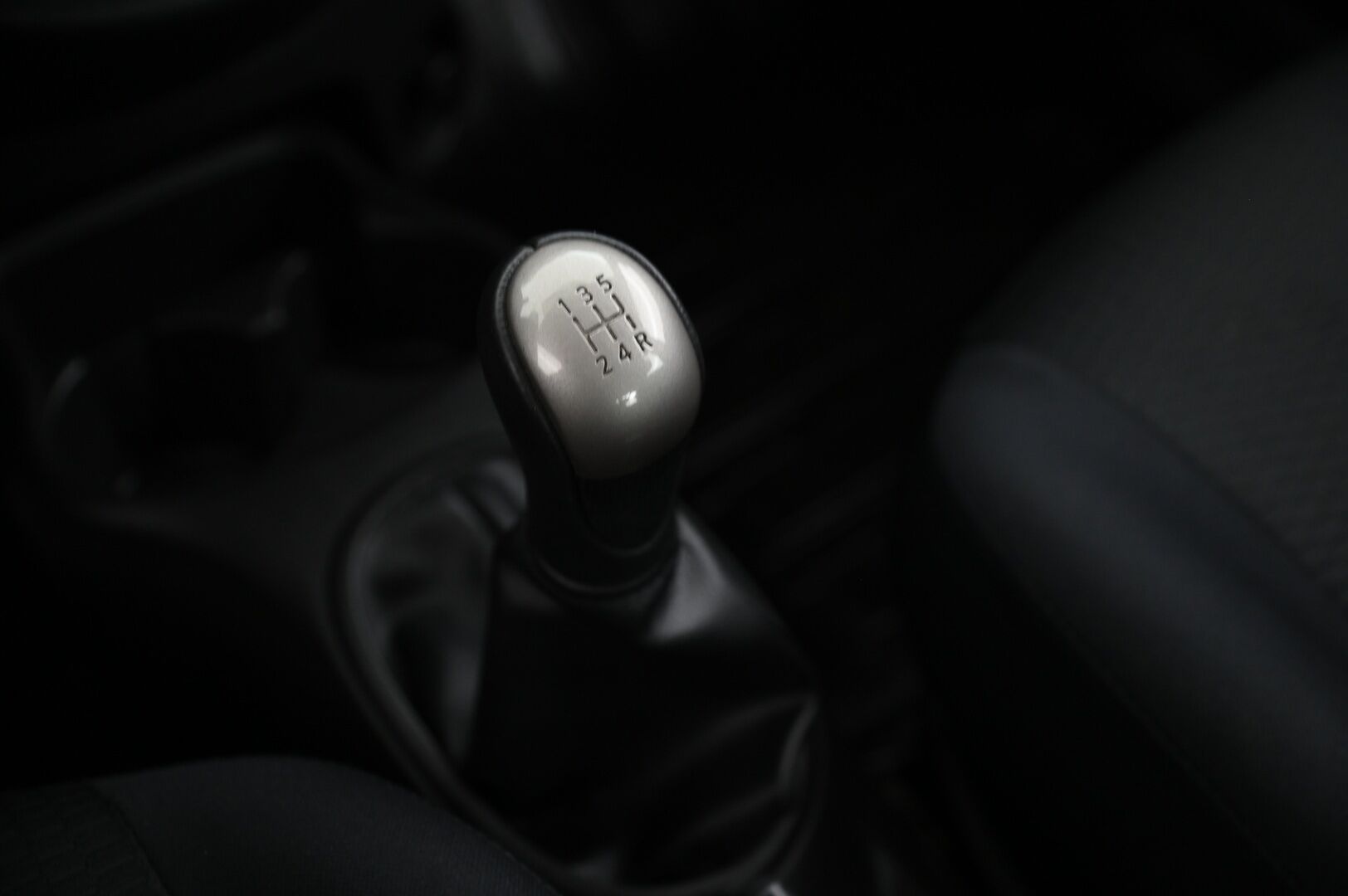 Nissan Micra 2011 5d Acenta 1,2 98hp DIG-S *Tehokkaammalla moottorilla / Paremmalla varustetasolla / Vakkari / Aut.ilmastointi / 2x renkaat - Juuri Huollettu / Juuri Leimattu / Erikoisväri / Uudet kesärenkaat
