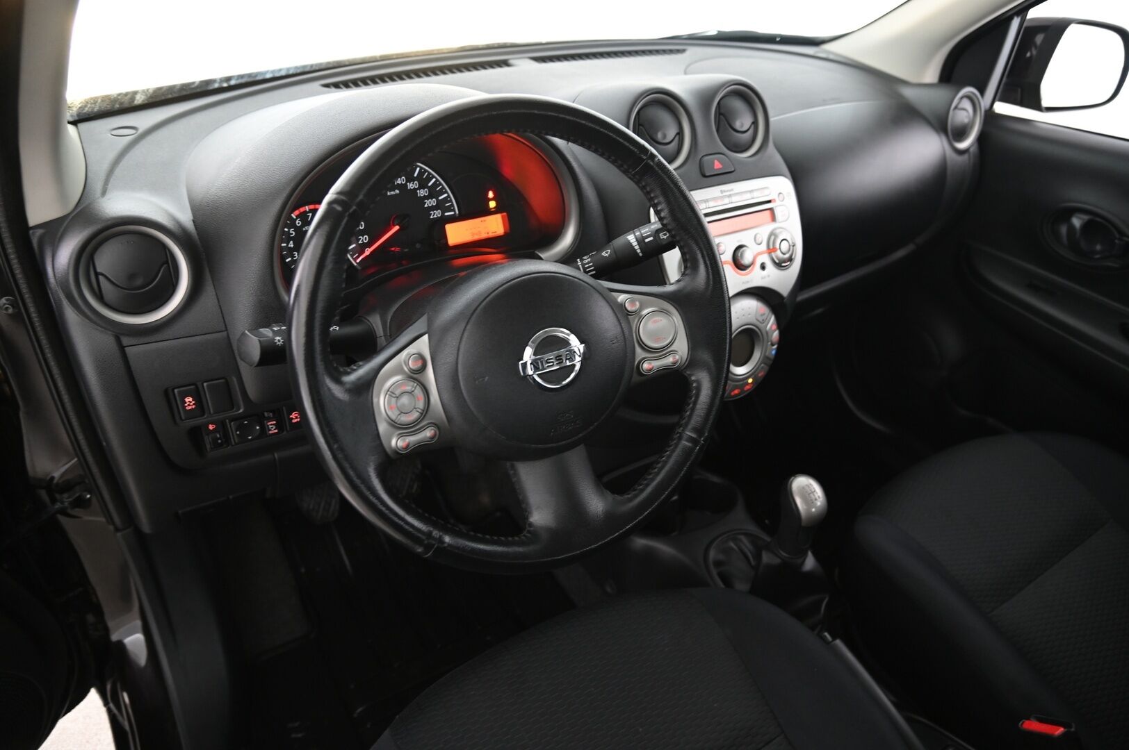 Nissan Micra 2011 5d Acenta 1,2 98hp DIG-S *Tehokkaammalla moottorilla / Paremmalla varustetasolla / Vakkari / Aut.ilmastointi / 2x renkaat - Juuri Huollettu / Juuri Leimattu / Erikoisväri