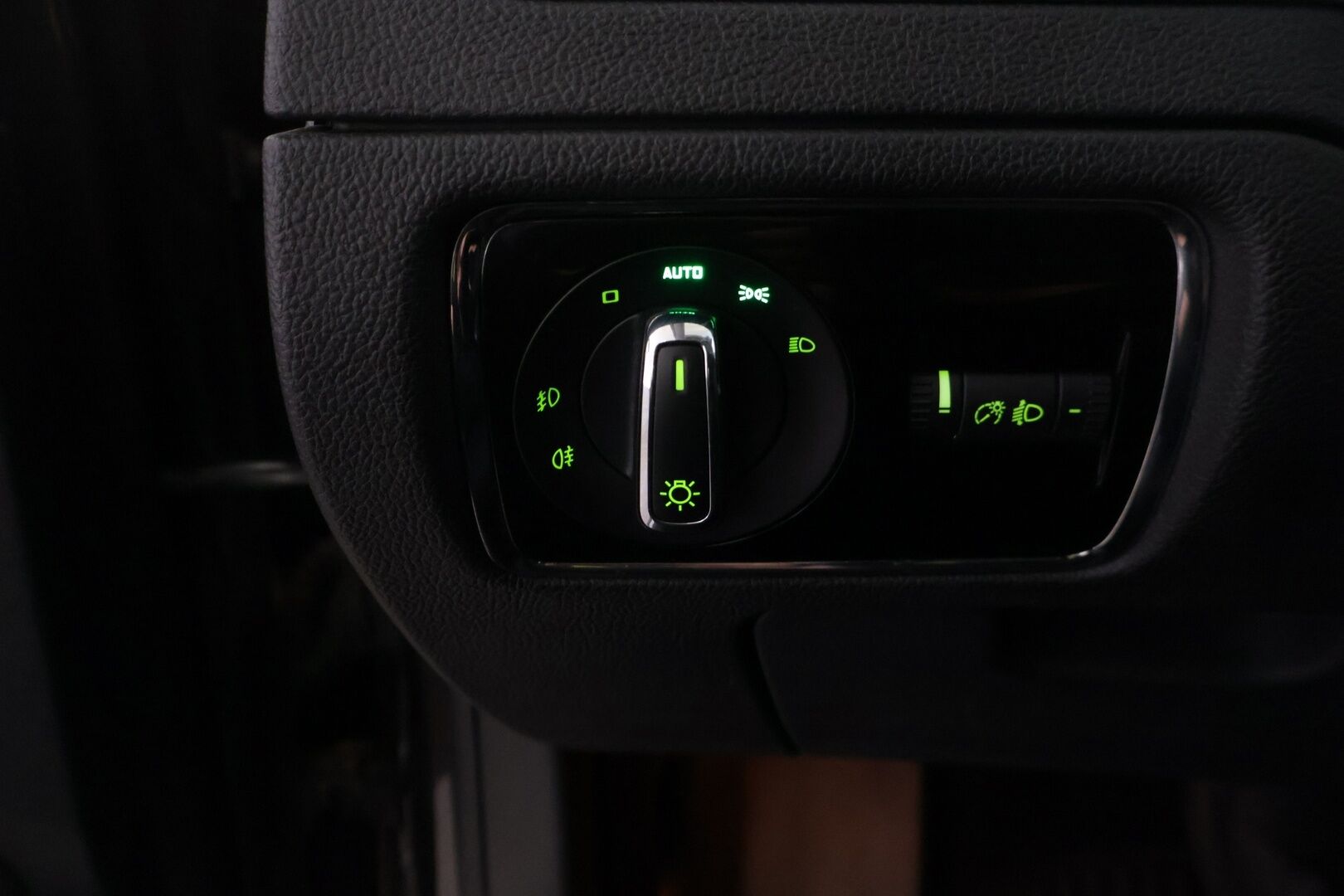 Skoda Superb 2012 2.0 TDI 140 4x4 Comfort DSG Aut. *YritysOutlet - Myydään vain yrityksille* - Katsastuksessa korjauskehotukset. Öljyvuoto voimansiirrosta takaa ja tuulilasi halki.