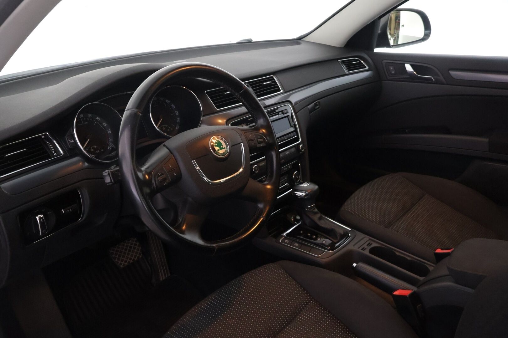 Skoda Superb 2012 2.0 TDI 140 4x4 Comfort DSG Aut. *YritysOutlet - Myydään vain yrityksille* - Katsastuksessa korjauskehotukset. Öljyvuoto voimansiirrosta takaa ja tuulilasi halki.