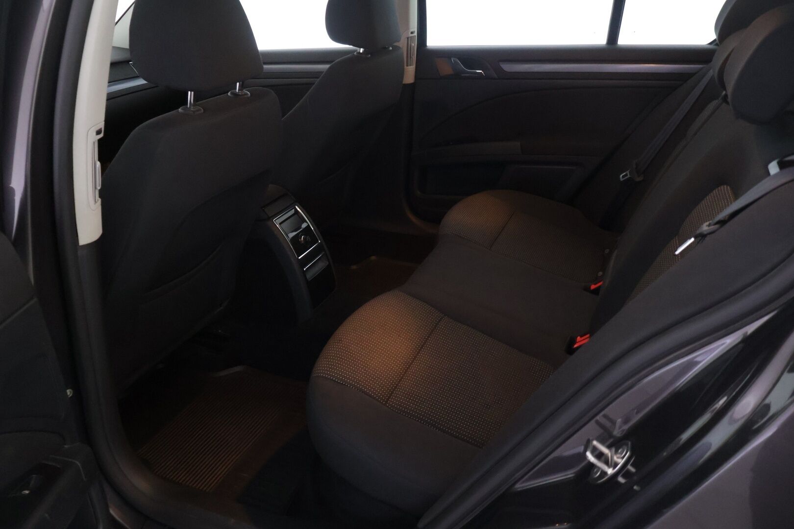 Skoda Superb 2012 2.0 TDI 140 4x4 Comfort DSG Aut. *YritysOutlet - Myydään vain yrityksille* - Katsastuksessa korjauskehotukset. Öljyvuoto voimansiirrosta takaa ja tuulilasi halki.