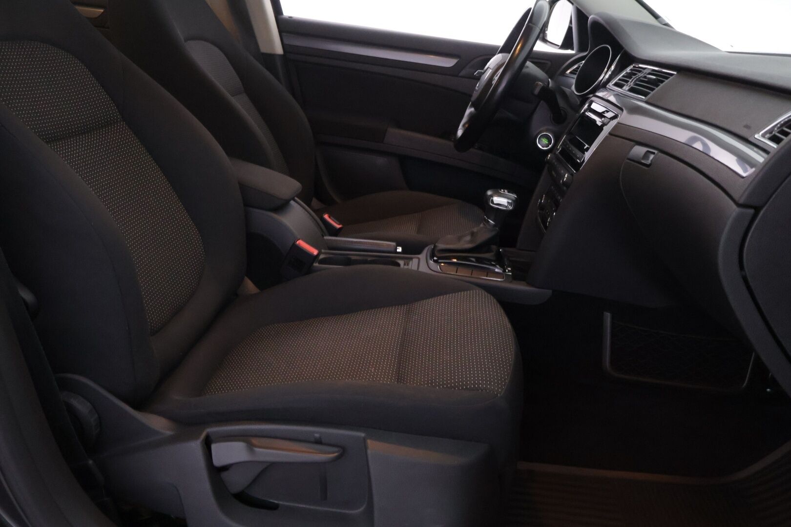 Skoda Superb 2012 2.0 TDI 140 4x4 Comfort DSG Aut. *YritysOutlet - Myydään vain yrityksille* - Katsastuksessa korjauskehotukset. Öljyvuoto voimansiirrosta takaa ja tuulilasi halki.