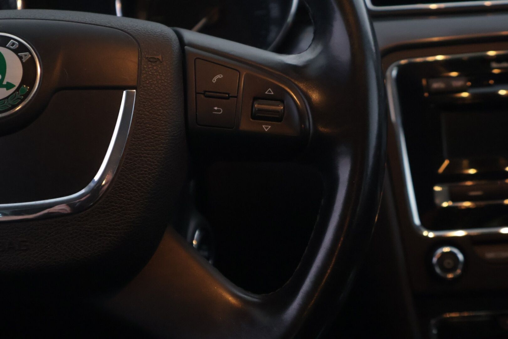 Skoda Superb 2012 2.0 TDI 140 4x4 Comfort DSG Aut. *YritysOutlet - Myydään vain yrityksille* - Katsastuksessa korjauskehotukset. Öljyvuoto voimansiirrosta takaa ja tuulilasi halki.