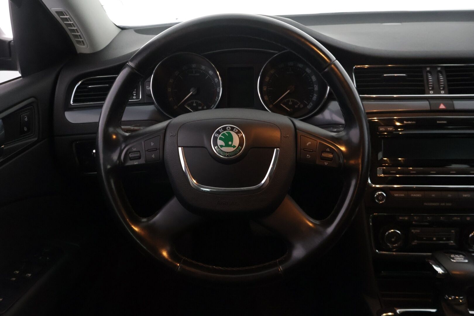 Skoda Superb 2012 2.0 TDI 140 4x4 Comfort DSG Aut. *YritysOutlet - Myydään vain yrityksille* - Katsastuksessa korjauskehotukset. Öljyvuoto voimansiirrosta takaa ja tuulilasi halki.
