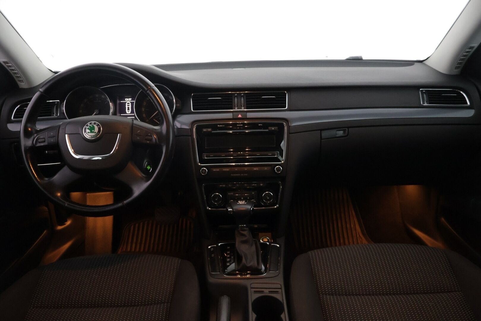 Skoda Superb 2012 2.0 TDI 140 4x4 Comfort DSG Aut. *YritysOutlet - Myydään vain yrityksille* - Katsastuksessa korjauskehotukset. Öljyvuoto voimansiirrosta takaa ja tuulilasi halki.