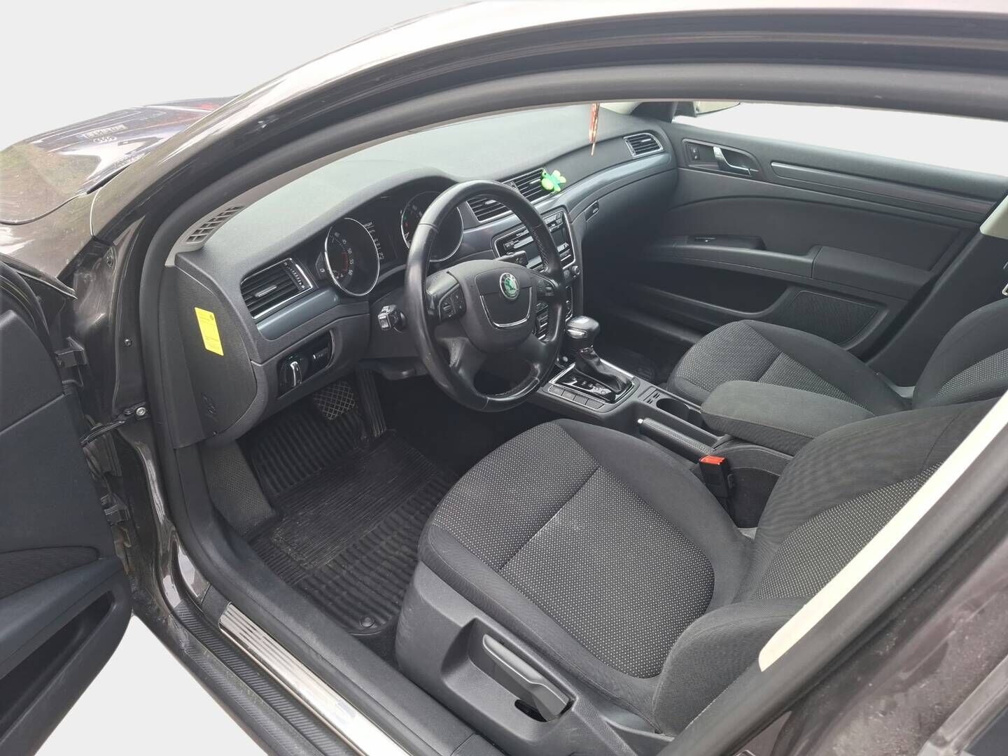 Skoda Superb 2012 2.0 TDI 140 4x4 Comfort DSG Aut. *YritysOutlet - Myydään vain yrityksille* - Katsastuksessa korjauskehotukset. Öljyvuoto voimansiirrosta takaa ja tuulilasi halki.