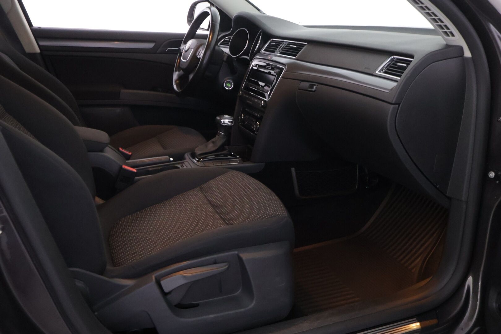 Skoda Superb 2012 2.0 TDI 140 4x4 Comfort DSG Aut. *YritysOutlet - Myydään vain yrityksille* - Katsastuksessa korjauskehotukset. Öljyvuoto voimansiirrosta takaa ja tuulilasi halki.