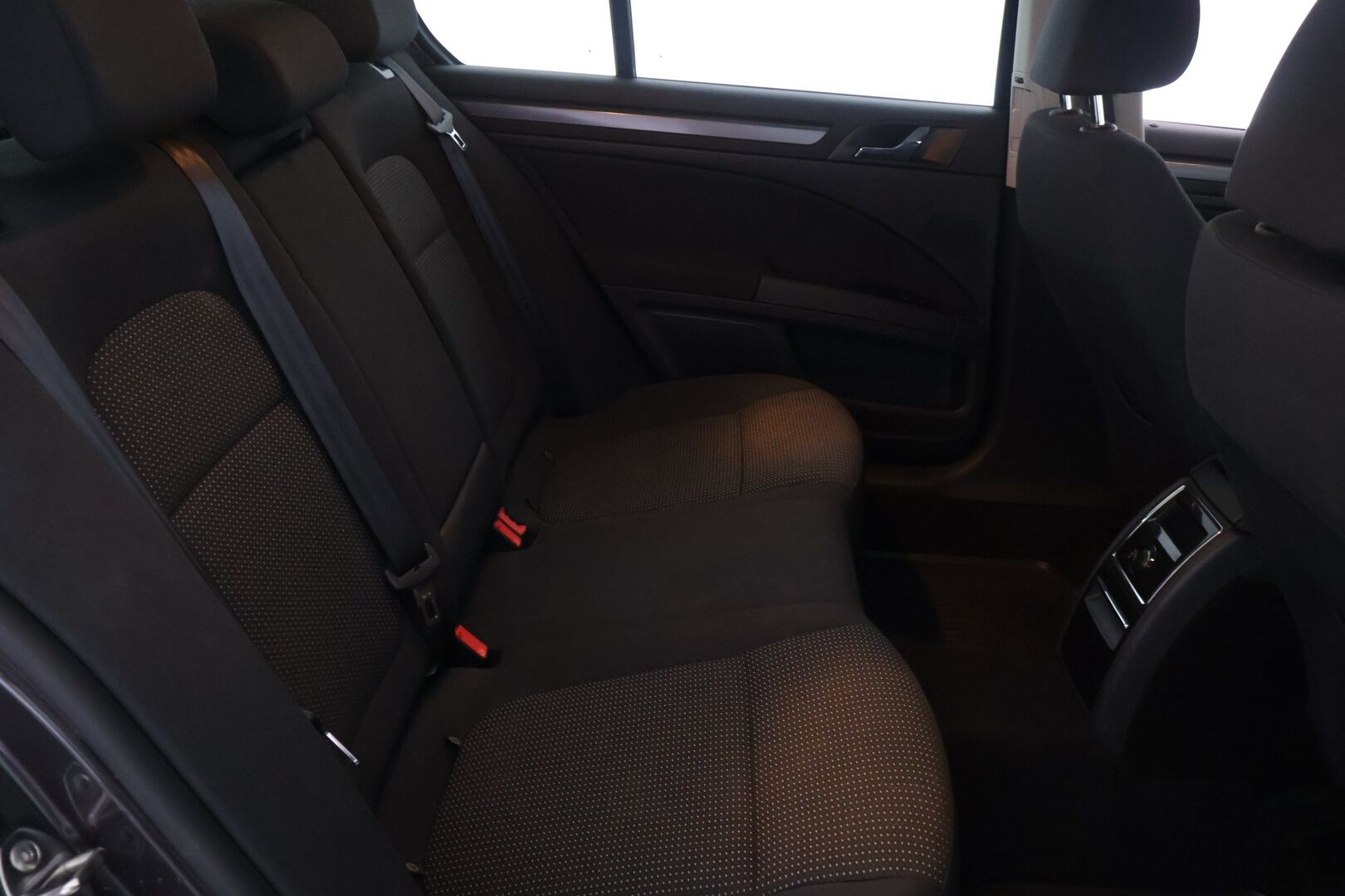 Skoda Superb 2012 2.0 TDI 140 4x4 Comfort DSG Aut. *YritysOutlet - Myydään vain yrityksille* - Katsastuksessa korjauskehotukset. Öljyvuoto voimansiirrosta takaa ja tuulilasi halki.