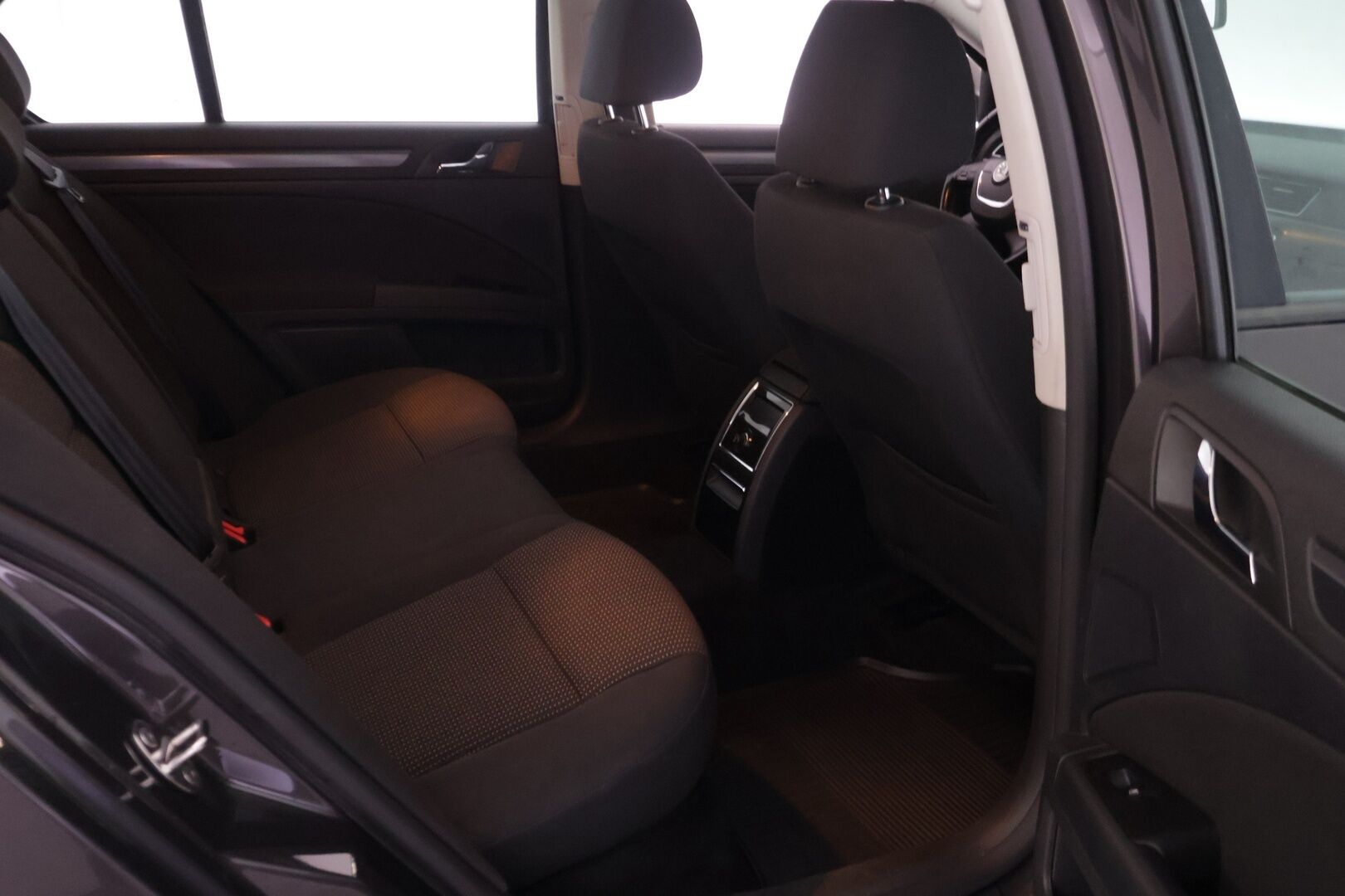 Skoda Superb 2012 2.0 TDI 140 4x4 Comfort DSG Aut. *YritysOutlet - Myydään vain yrityksille* - Katsastuksessa korjauskehotukset. Öljyvuoto voimansiirrosta takaa ja tuulilasi halki.