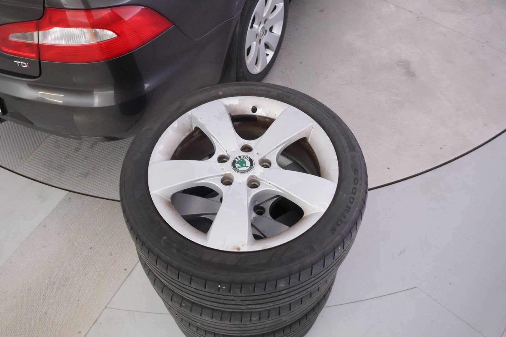 Skoda Superb 2012 2.0 TDI 140 4x4 Comfort DSG Aut. *YritysOutlet - Myydään vain yrityksille* - Katsastuksessa korjauskehotukset. Öljyvuoto voimansiirrosta takaa ja tuulilasi halki.