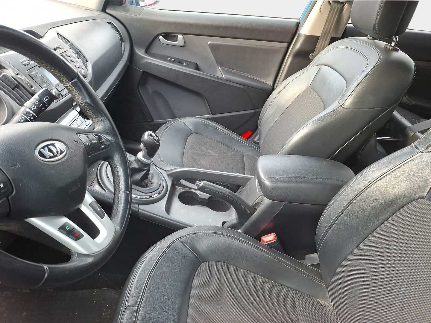 Kia Sportage 2012 2,0 AWD CRDi-R EX / Puolinahat / Vetokoukku / Kahdet renkaat alumiinivanteilla